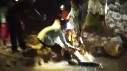 Proses evakuasi korban wafat di kubangan dekat tambak udang Desa Badur, Kecamatan Batuputih, Kabupaten Sumenep (Foto. Ist)