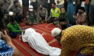 Proses sumpah pocong disaksikan anggota Polri, TNI serta pejabat lainnya (Foto. Rafi @portalmadura.com)