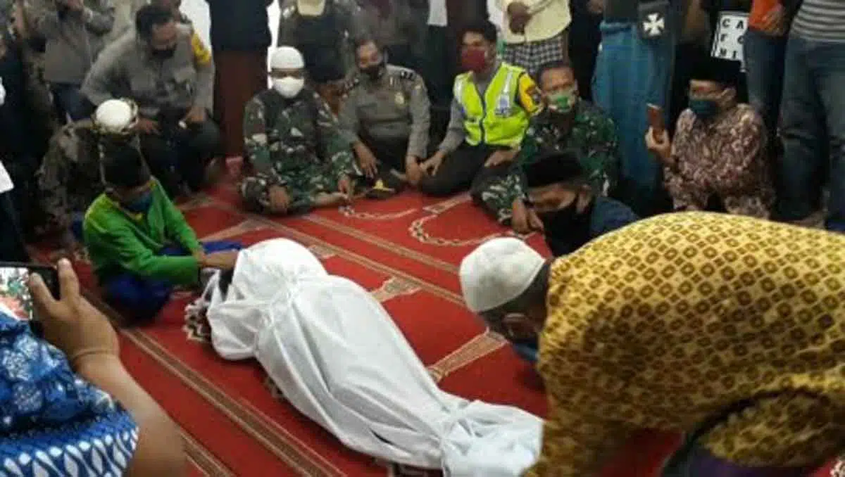 Proses sumpah pocong disaksikan anggota Polri, TNI serta pejabat lainnya (Foto. Rafi @portalmadura.com)