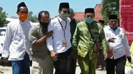 Loyalis Jemput Ra Mamak di KPU Sumenep Saat Antarkan Gus Acing-Mas Kiai
