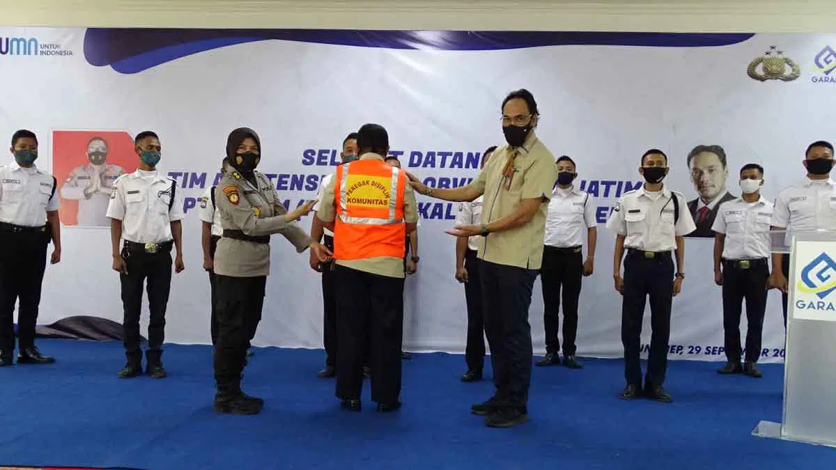Penyerahan rombi oleh Tim Asistensi Dipamobvit Polda Jatim pada security PT Garam (Persero) Kalianget sebagai penegak disiplin protokol kesehatan di dampingi Dirut Utama PT Garam, Achmad Ardianto