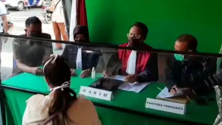 Sidang Ditempat bagi Pengendara tak Pakai Masker (Foto. @portalmadura.com)