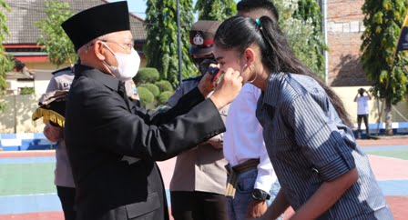 Simbolis, Bupati Sumenep A Busyro Karim memasangkan masker pada Apel Kampanye Penggunaan Masker dan Deklarasi Anti Narkoba di halaman Mapolres Sumenep, Kamis (10/9/2020). (Foto. Humas Pemkab Sumenep for @portalmadura.com)