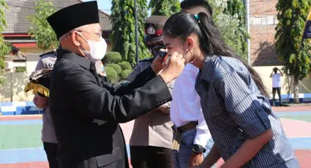 Simbolis, Bupati Sumenep A Busyro Karim memasangkan masker pada Apel Kampanye Penggunaan Masker dan Deklarasi Anti Narkoba di halaman Mapolres Sumenep, Kamis (10/9/2020). (Foto. Humas Pemkab Sumenep for @portalmadura.com)