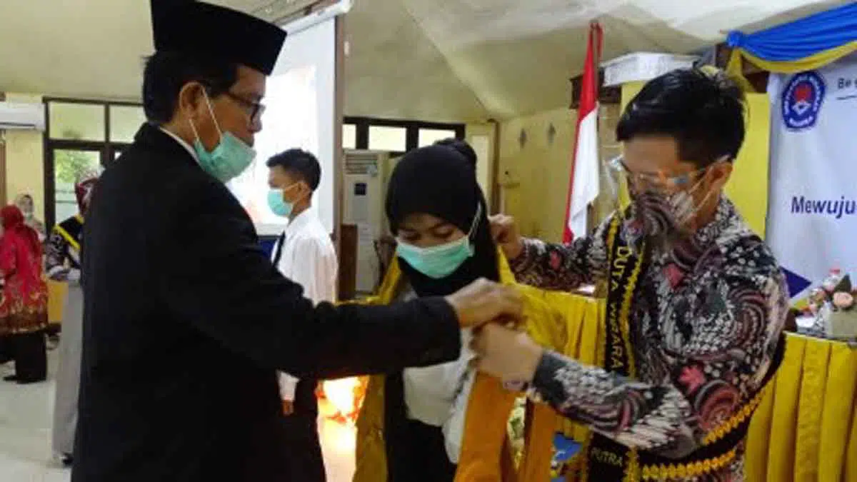 Pengukuhan mahasiswa baru oleh Rektor Unija Sjaifurrachman dengan ditandai penyematan almamater Unija secara simbolis dan disusul penggunaan almamater secara serentak. (Foto. Joni Suhartono @portalmadura.com)