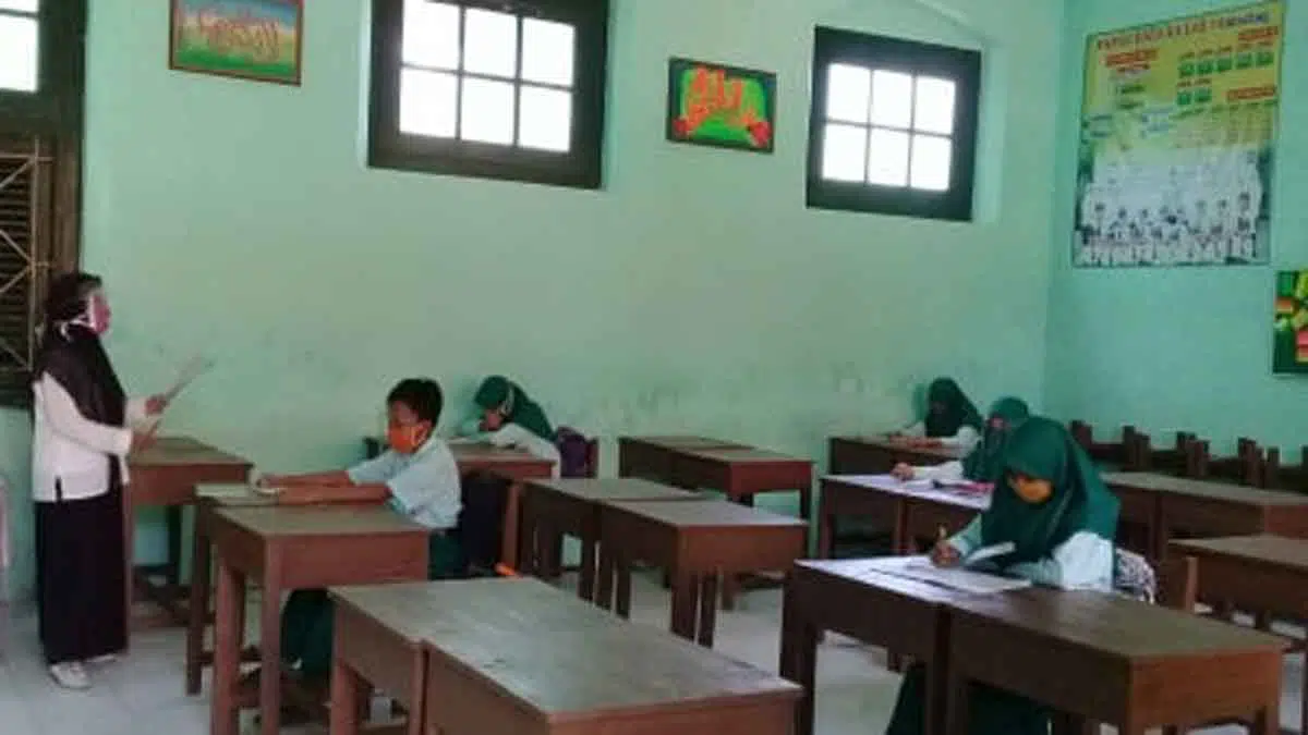 Uji coba pembelajaran tatap muka di Sampang (Foto. Rafi @portalmadura.com)