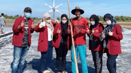 Program Pengabdian Masyarakat oleh Mahasiswa (PMM) Universitas Muhammadiyah Malang (UMM) kelompok 30 Desa Pinggir Papas, Kecamatan Kalianget, Kabupaten Sumenep, Jatim membantu para petani garam, Minggu (20/09/2020).