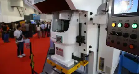 dok. Pengunjung melihat peralatan industri yang dipamerkan dalam Manufacturing Indonesia 2019 di JIExpo, Kemayoran, Jakarta, Rabu (4/12/2019). Pameran menampilkan beragam teknologi, layanan manufaktur terbaru dan terbaik dari para pemain kunci dibidangnya.(liputan6.com)