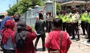 Warga Bangkalan “Geruduk” Kantor ULP PLN