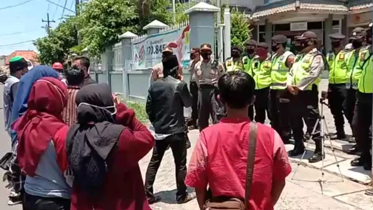 Warga Bangkalan “Geruduk” Kantor ULP PLN