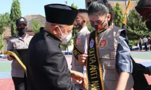 Simbolis, Bupati Sumenep A Busyro Karim memasangkan masker pada Apel Kampanye Penggunaan Masker dan Deklarasi Anti Narkoba di halaman Mapolres Sumenep, Kamis (10/9/2020). (Foto. Humas Pemkab Sumenep for @portalmadura.com)