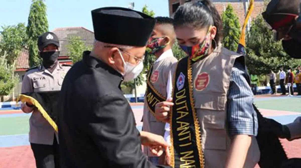 Simbolis, Bupati Sumenep A Busyro Karim memasangkan masker pada Apel Kampanye Penggunaan Masker dan Deklarasi Anti Narkoba di halaman Mapolres Sumenep, Kamis (10/9/2020). (Foto. Humas Pemkab Sumenep for @portalmadura.com)