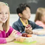 Cara Agar Anak Tertarik Konsumsi Bekal Makan Siang