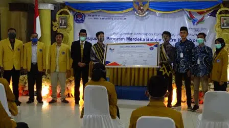 Bersama Pimpinan Kpk, Mahasiswa Baru Unija Gelar Deklarasi Anti Korupsi - Portalmadura.com Rektor Unija, Dr. Sjaifurrachman bersama civitas akademika Unija memperlihatkan naskah deklarasi anti korupsi (Foto. Joni Suhartono @portalmadura.com)