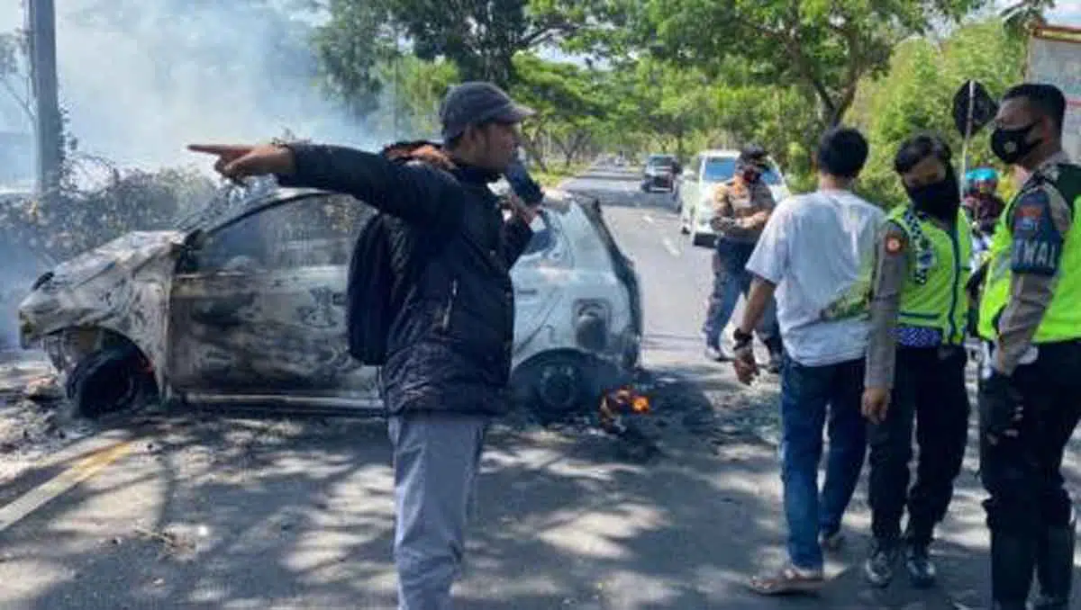 dok. Kebakaran mobil di wilayah Bangkalan (@portalmadura.com)