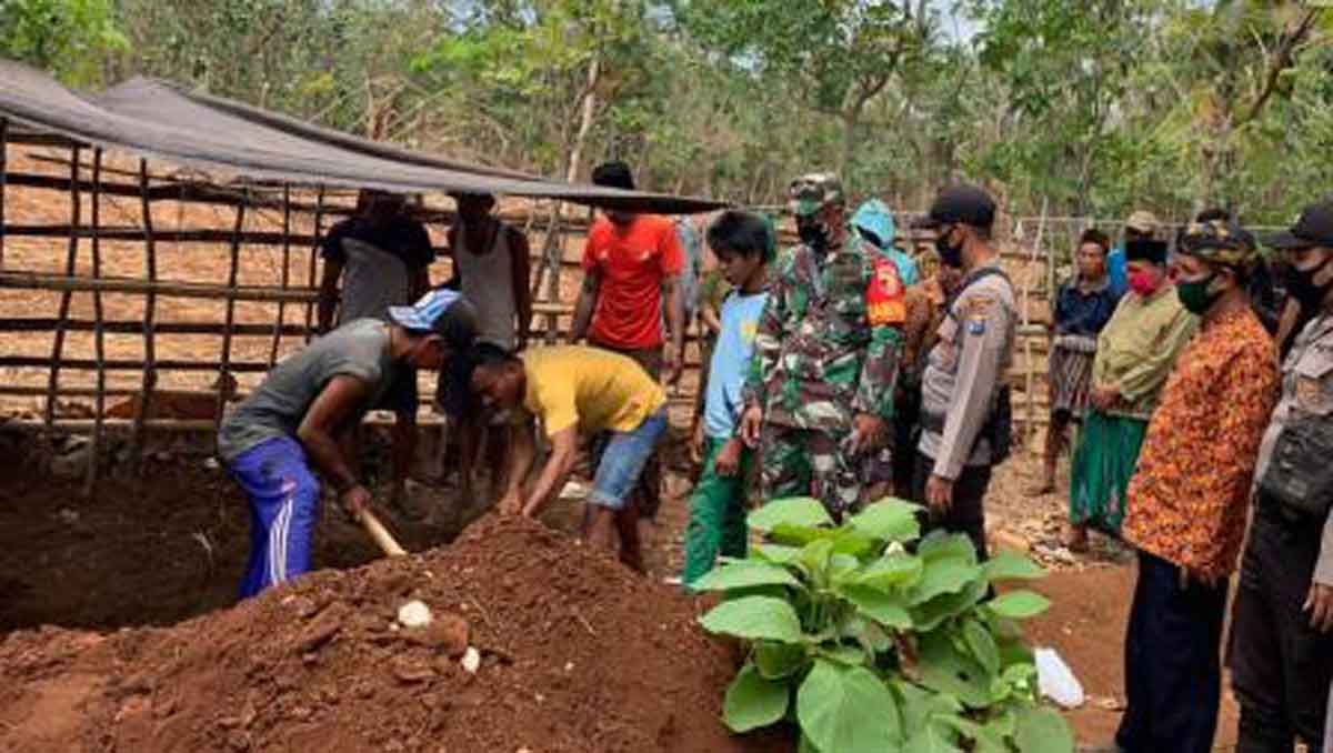 Proses pembuatan kuburan untuk korban meninggal di laut (Humas Polres Sumenep)