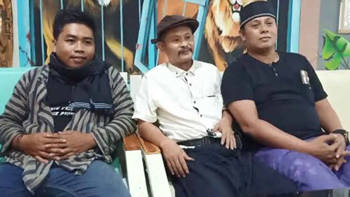 Tengah, kuasa Hukum Penggugat, Kurniadi dari Yayasan Lembaga Bantuan Hukum (YLBH) Madura (@portalmadura.com)