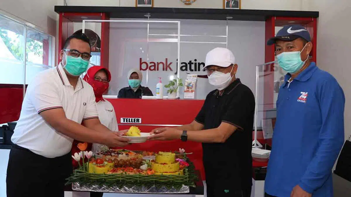 Pemotongan tumpeng peresmian pembukaan Kantor Kas Pemkab Bank Jatim Cabang Sumenep (Humas Pemkab Sumenep)