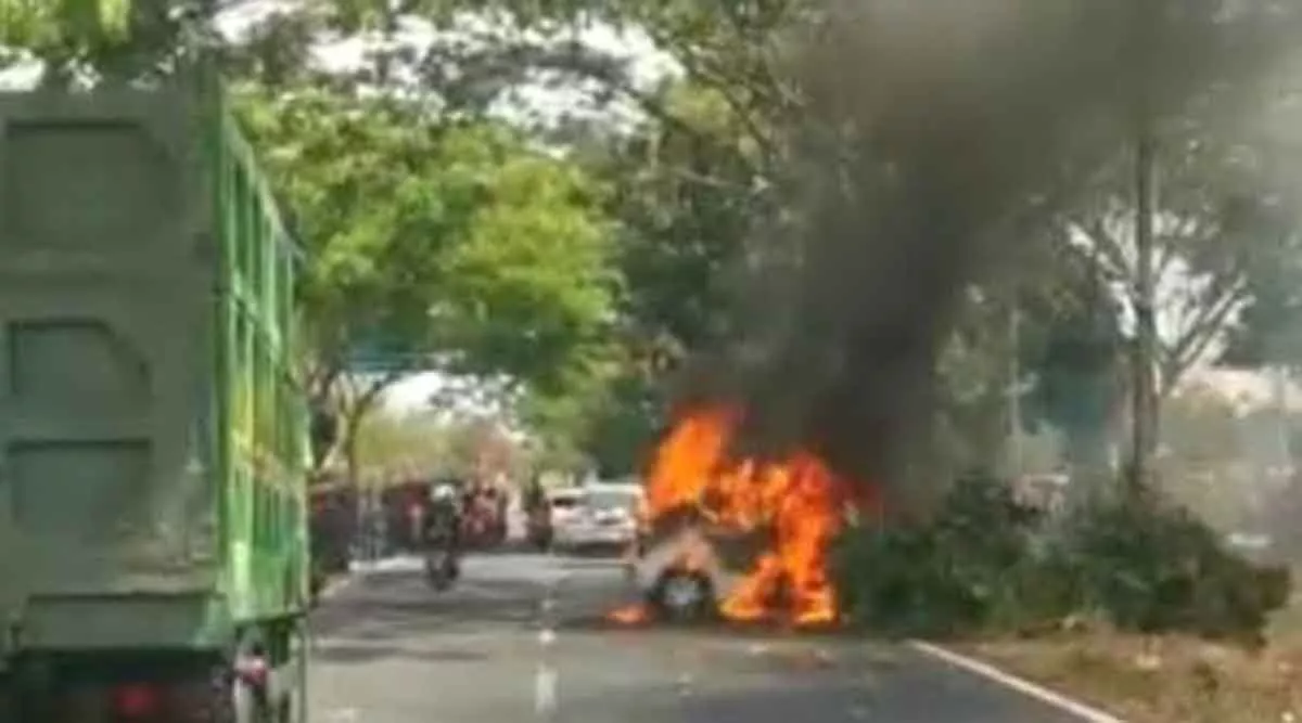 Mobil Ayla Terbakar di Akses Suramadu Milik Orang Surabaya