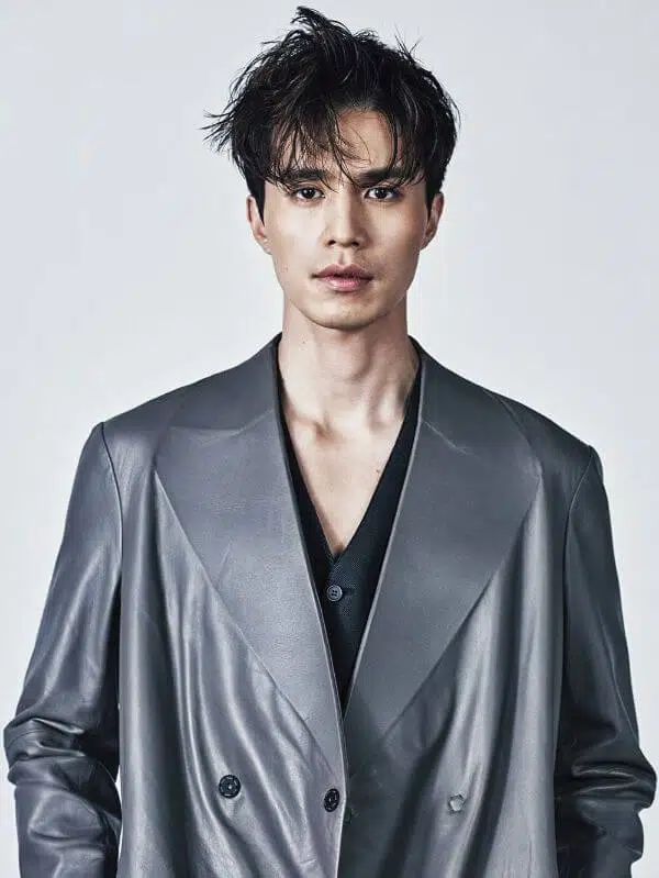 model rambut pria korea Messy Parted Light Bangs