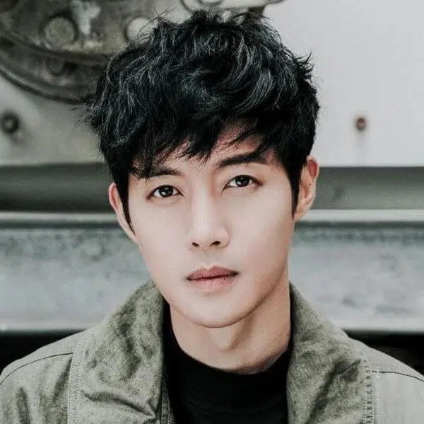 model rambut pria korea Messy Shaggy Bangs