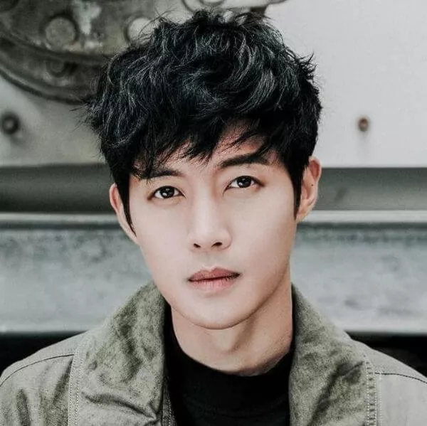 Model Rambut Pria Korea Terbaru Yang Bikin Kamu Keren - Portalmadura.com model rambut pria korea Messy Shaggy Bangs