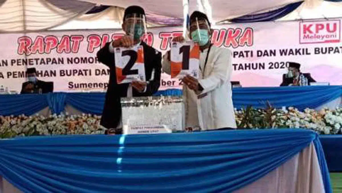 Dua calon bupati Sumenep menunjukkan nomor urut paslon (Ist)