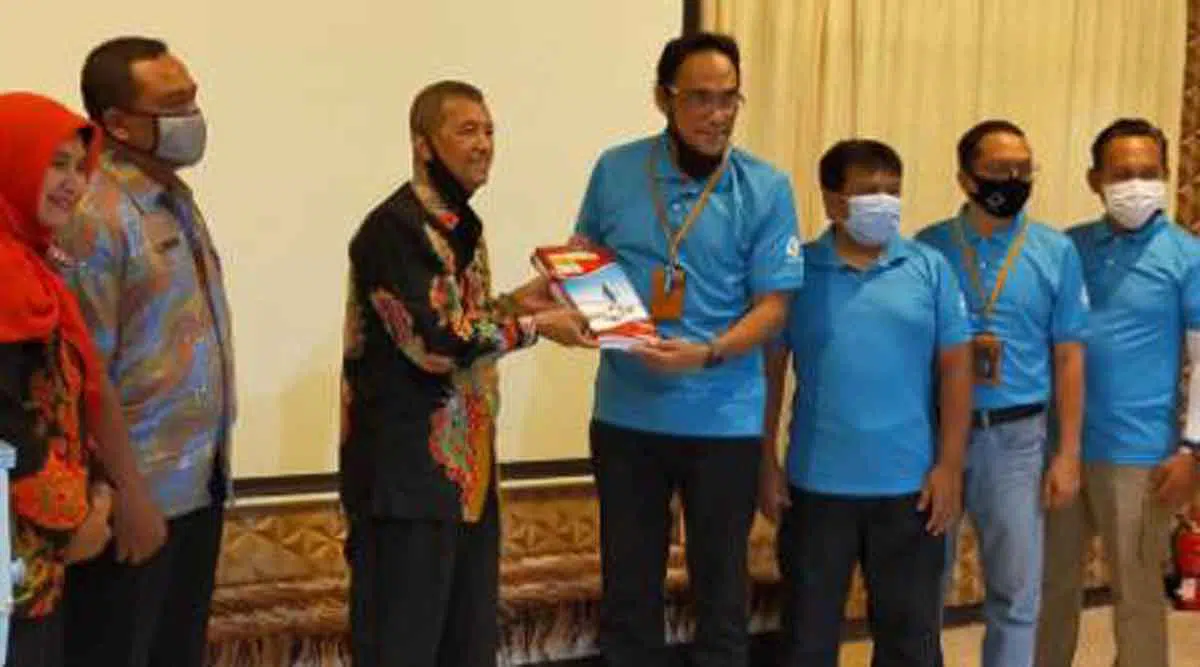Penyerahan buku hasil kajian Museum Garam (Foto Ist)