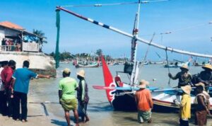 Proses evakuasi perahu korban (Foto. Humas Polres Sumenep)