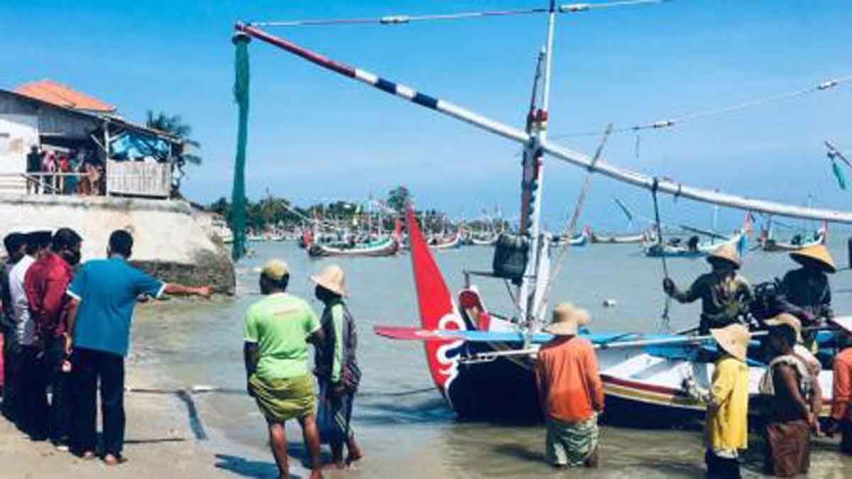 Proses evakuasi perahu korban (Foto. Humas Polres Sumenep)