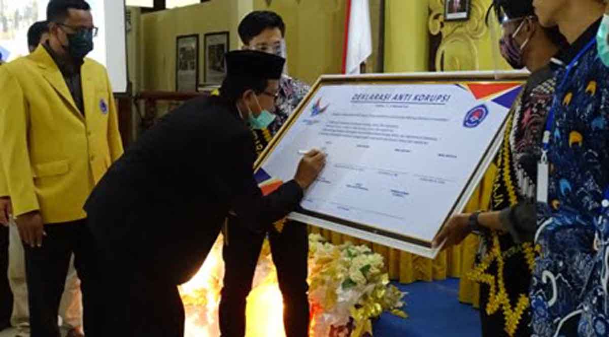 Rektor Unija, Dr. Sjaifurrachman menandatangani naskah deklarasi anti korupsi (Foto. Joni Suhartono @portalmadura.com)