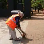 Sanksi Sosial Diterapkan, Warga Bangkalan Bersih-Bersih Fasilitas Umum