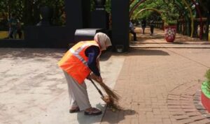 salah seorang warga Bangkalan membersihkan alun-alun kota