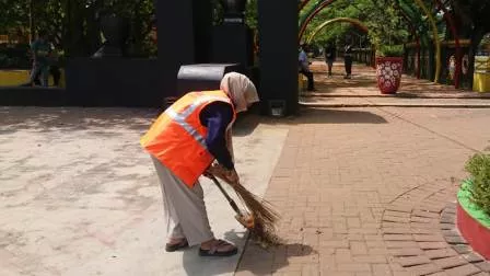 Sanksi Sosial Diterapkan, Warga Bangkalan Bersih-Bersih Fasilitas Umum