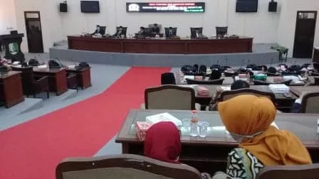 Rapat paripurna DPRD Sampang (Foto. Rafi @portalmadura.com)