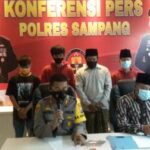 Viral Video Salat Jemaah Sambil Main HP Berakhir di Tangan Polisi