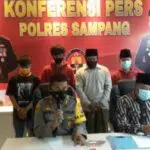 Viral Video Salat Jemaah Sambil Main HP Berakhir di Tangan Polisi