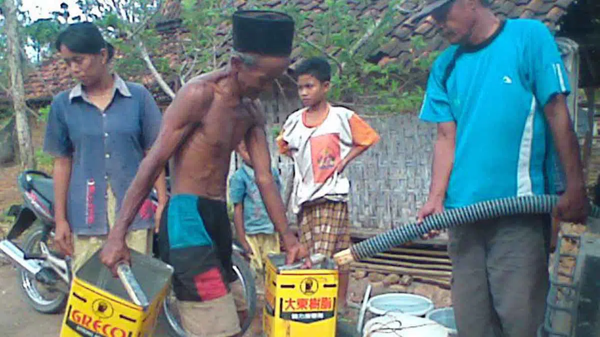 dok. Warga menerima suplai air bersih dari BPBD Sumenep