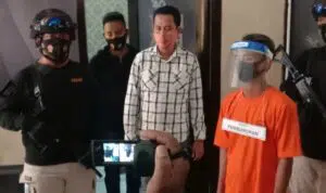 Pakai baju tahanan, pelaku pembunuhan waria di Bangkalan (Foto @portalmadura.com)