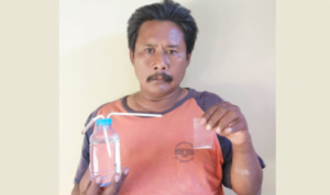 Tersangka sabu, H. Matsiri memegang barang bukti (Foto Humas Polres Sumenep)