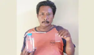 Tersangka sabu, H. Matsiri memegang barang bukti (Foto Humas Polres Sumenep)