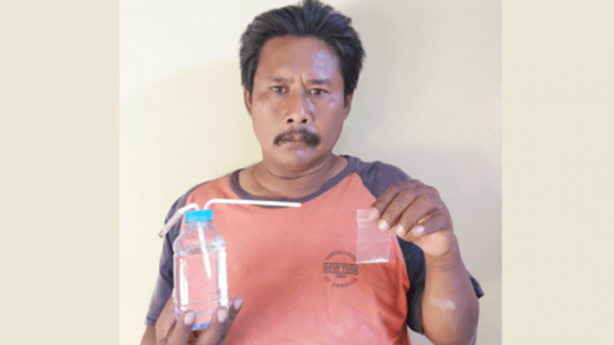 Tersangka sabu, H. Matsiri memegang barang bukti (Foto Humas Polres Sumenep)