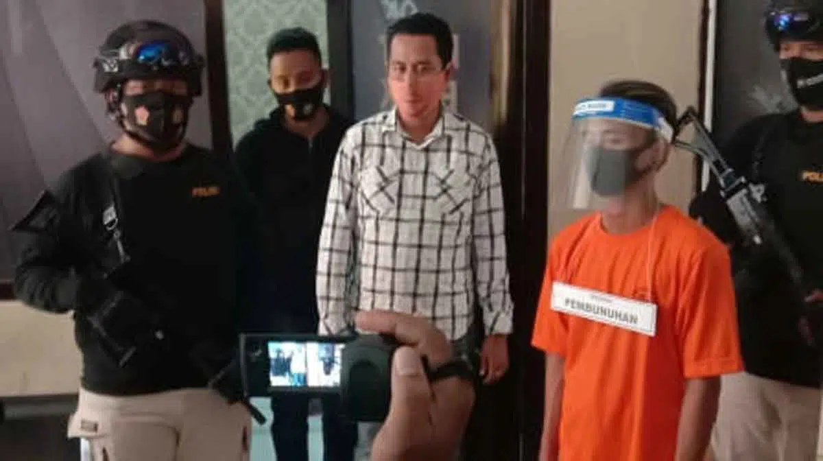 Pakai baju tahanan, pelaku pembunuhan waria di Bangkalan (Foto @portalmadura.com)