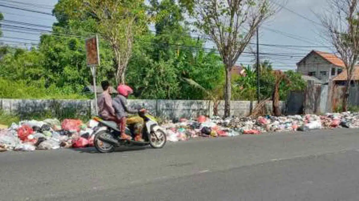 Pemandangan sampah di Jalan Raya Bancaran, Bangkalan (Foto. Moh. Saed @portalmadura.com)