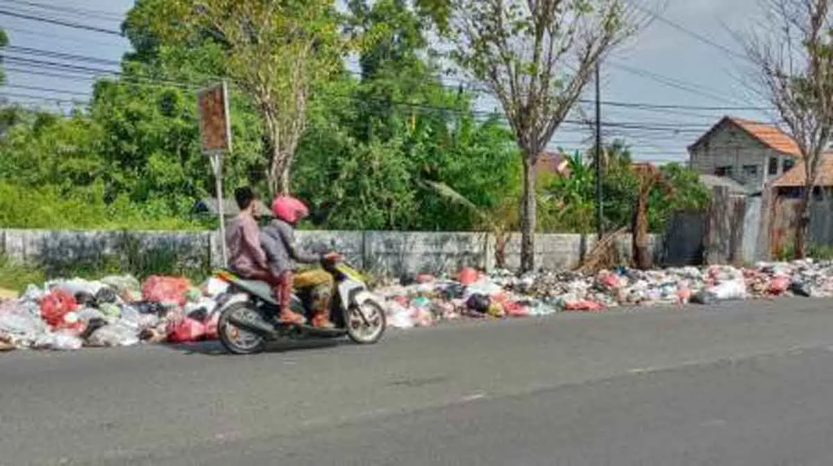 Tumpukan Sampah Berserakan di Jalan Raya Bancaran Bangkalan