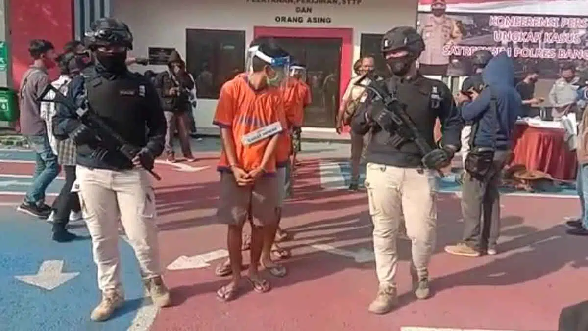 Pelaku pencurian digelandang polisi (M Saed @portalmadura.com)
