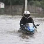 7 Cara Mengatasi Motor yang Mogok Akibat Terkena Banjir