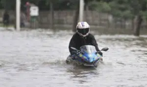7 Cara Mengatasi Motor yang Mogok Akibat Terkena Banjir