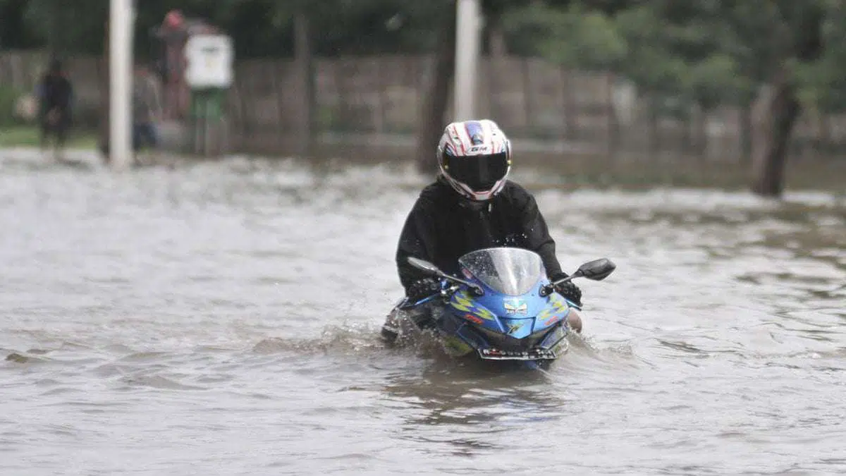 7 Cara Mengatasi Motor yang Mogok Akibat Terkena Banjir