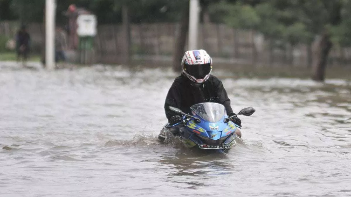 7 Cara Mengatasi Motor yang Mogok Akibat Terkena Banjir
